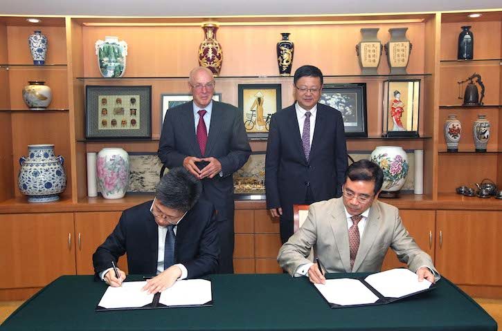 Hank Paulson and Chen Jining watch as their representatives, Jerry Yu, Chief representative of the Paulson Institute’s Beijing office and Chen Liang, Director-General of the MEP Foreign Economic Cooperation Office, sign MOU on bilateral cooperation.